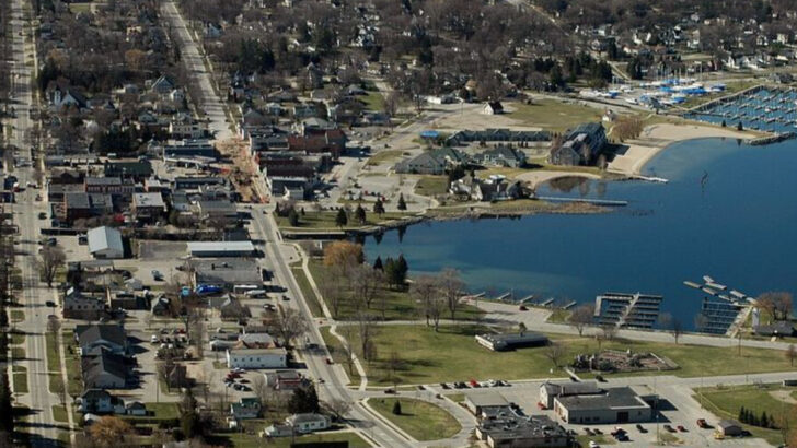 9 Lake Towns in Michigan That Feel Like Traverse City (Only Less Touristy)