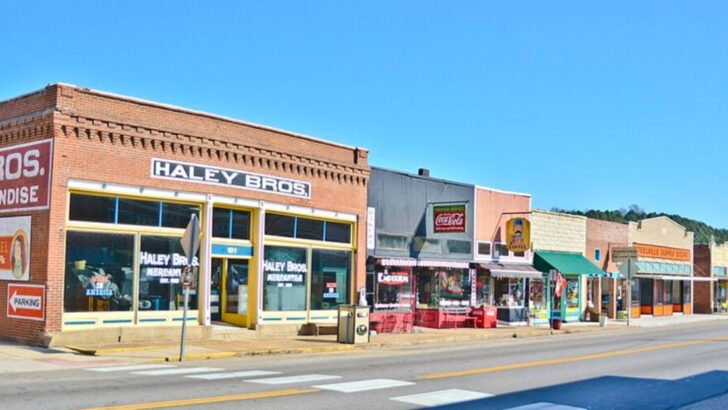 9 Ozark Mountain Towns Families Choose Over the Busy Tennessee Side