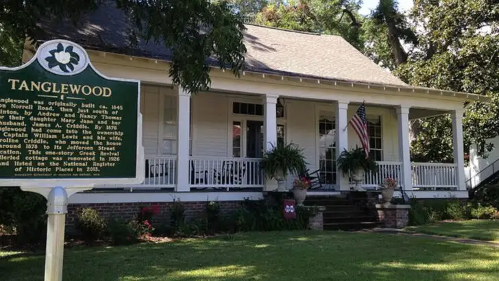 9 historic towns scattered along the Natchez Trace Parkway in Mississippi and Tennessee