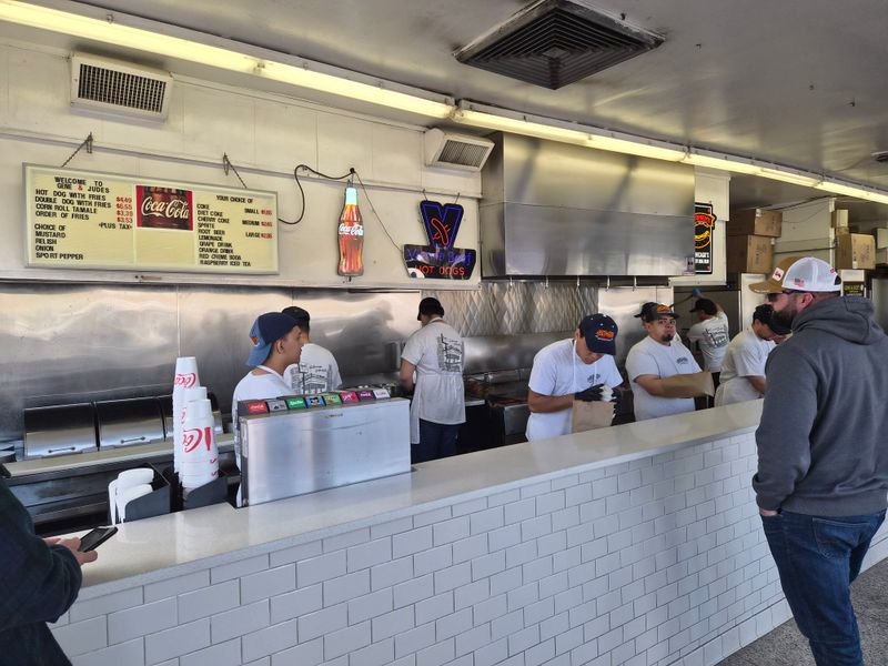 Old-School Layout: Stand, Eat, Go