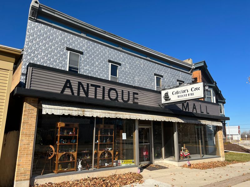 Collector’s Cove Antique Mall — New Holstein