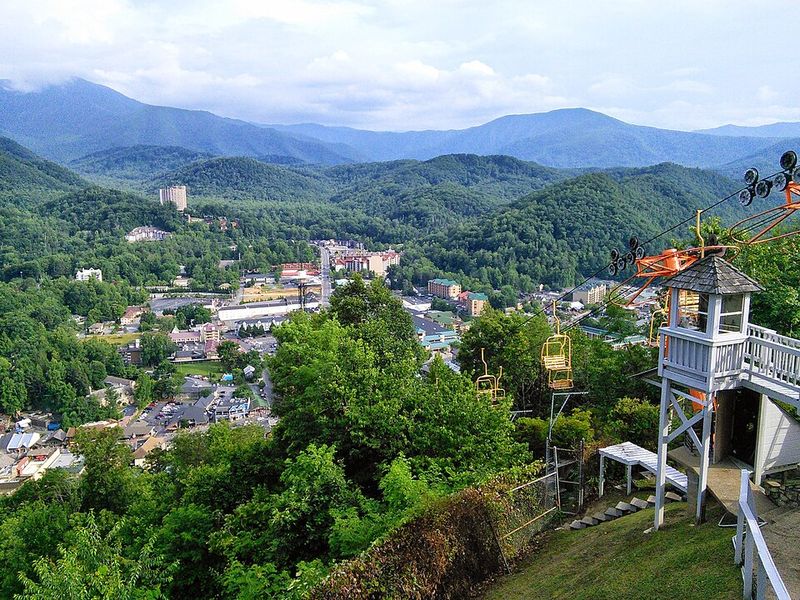 Gatlinburg, Tennessee — Smoky Mountain access and Appalachian craft life