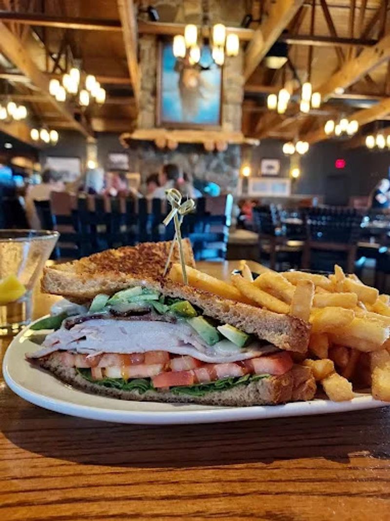 Atmosphere and Ambiance: Cozy Lodge Vibes