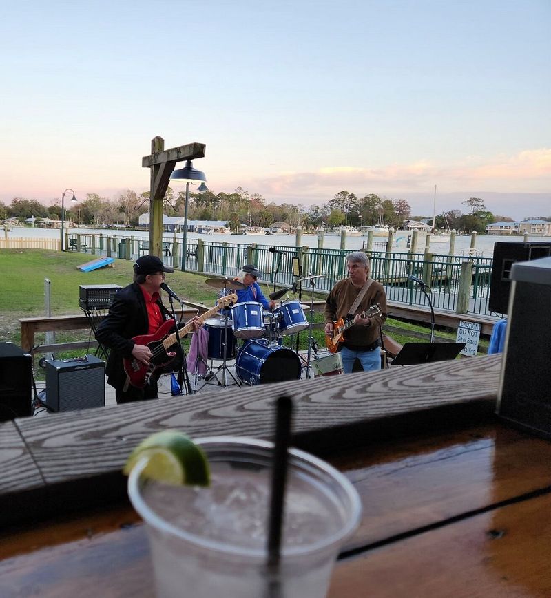 Cracker’s Bar & Grill – Crystal River