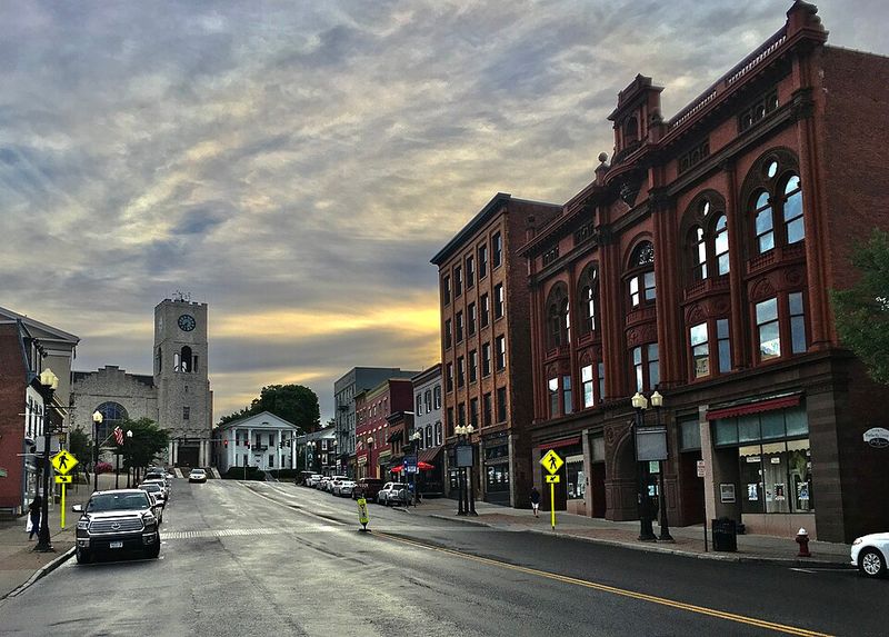 Grab lunch + explore downtown cafés