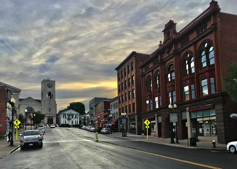 Grab lunch + explore downtown cafés