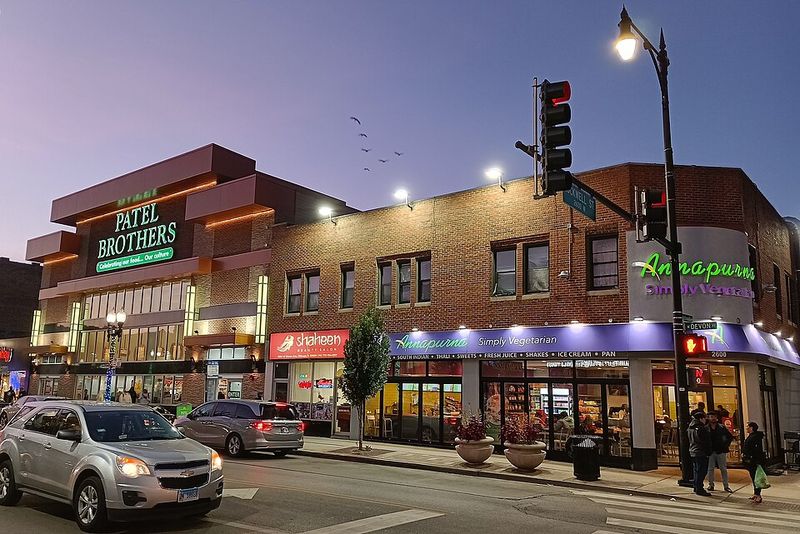 What makes Devon Avenue a South Asian corridor