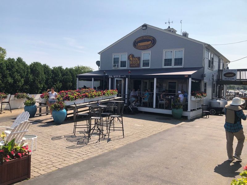 Harborfront Atmosphere That Seals the Deal