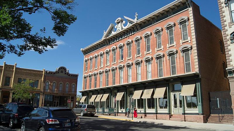 Las Vegas (New Mexico) — Plaza park, old hotels, and layered history