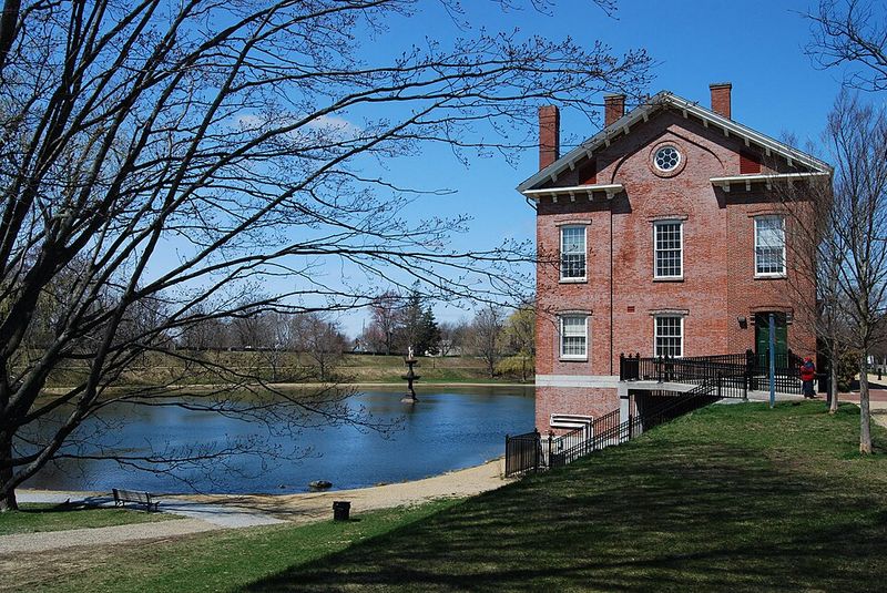 Bartlett Mall & Holiday Decorations