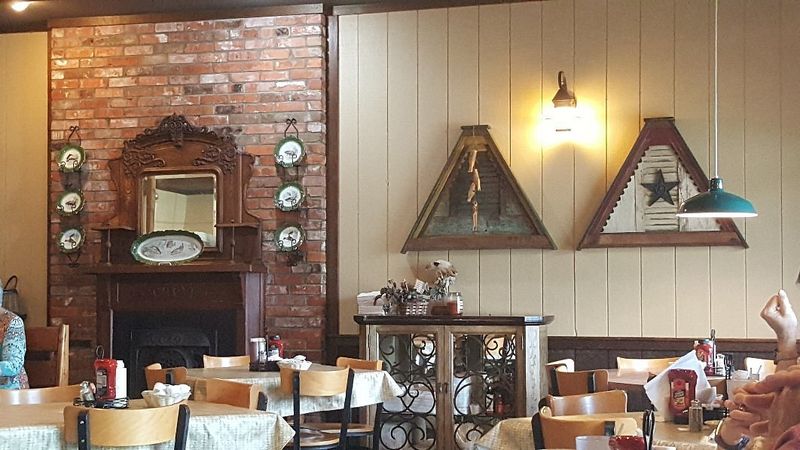 What to Expect: Atmosphere, Service, and Seating Tips