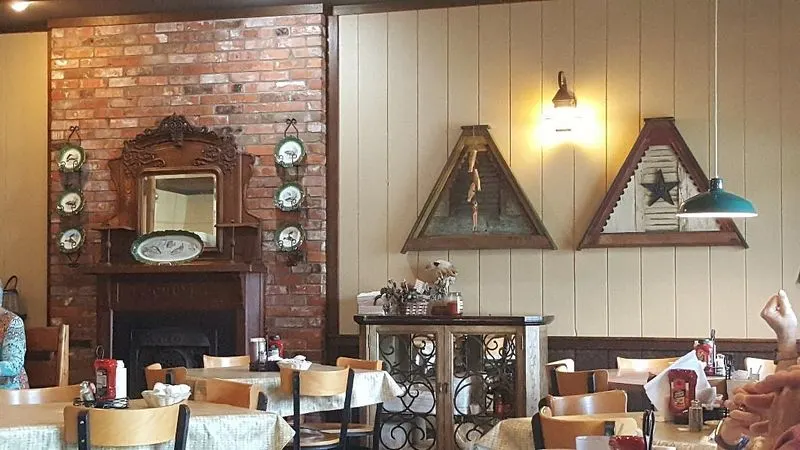 What to Expect: Atmosphere, Service, and Seating Tips