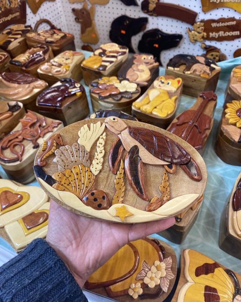 Eat-and-Browse: Broasted Chicken and Market Snacks