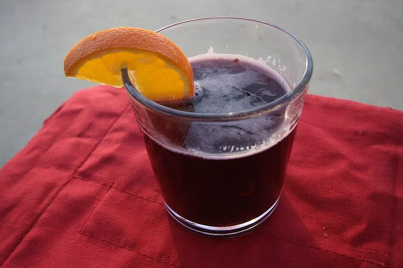 Gl&uuml;hwein (mulled wine)