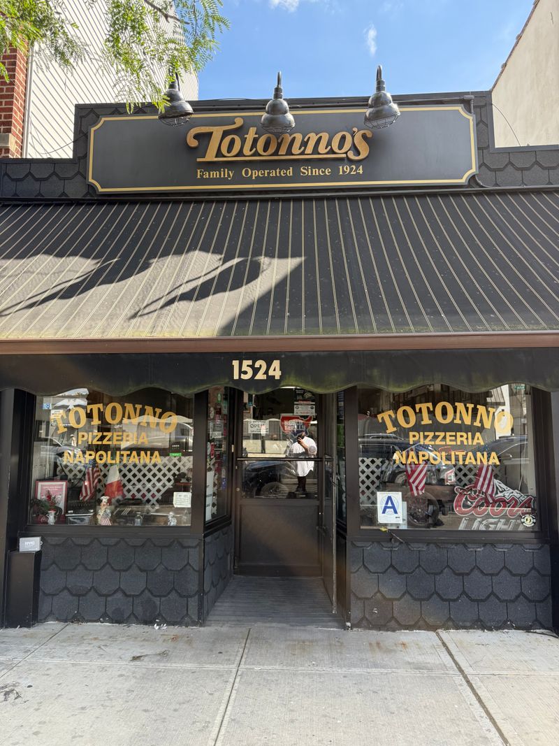 Totonno’s Pizzeria Napolitano (Coney Island, Brooklyn)