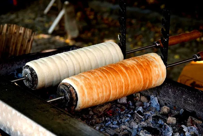 Baumstriezel / K&uuml;rtőskal&aacute;cs (chimney cake)