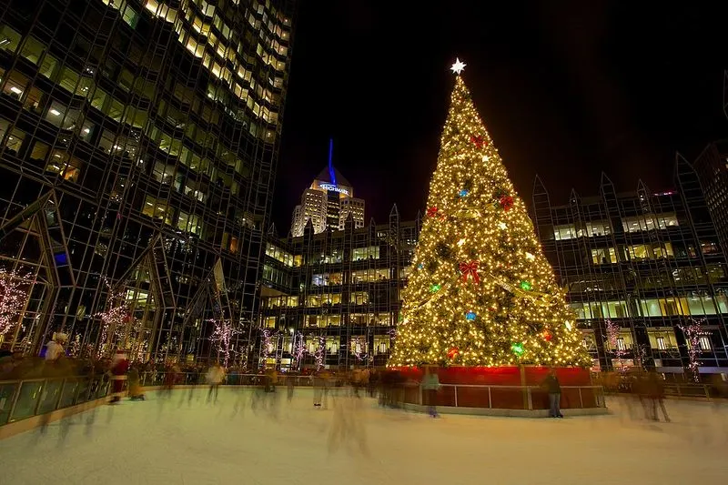 Pittsburgh&rsquo;s PPG Place & Market Square Holiday Experience