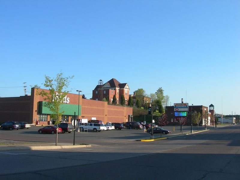 L’Anse — Keweenaw Bay shoreline, picnic beaches and low-traffic roads