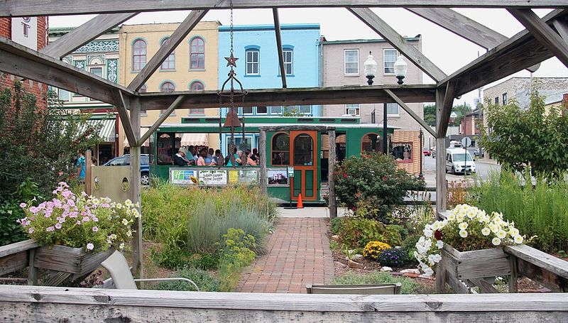 Where to Eat: Riverfront Cafés, Classic Diners, and Pie Shops