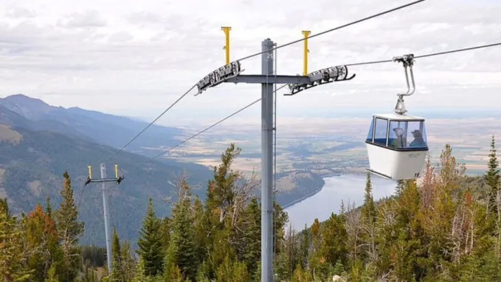 Oregon and Washington towns where families gather for long weekends filled with hiking and board games by the fire