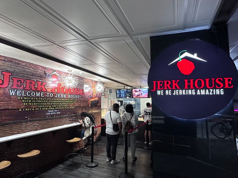 Lunchtime Haven: Quick Service, Big Flavor