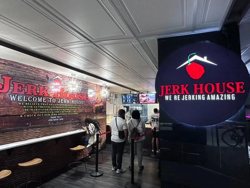 Lunchtime Haven: Quick Service, Big Flavor