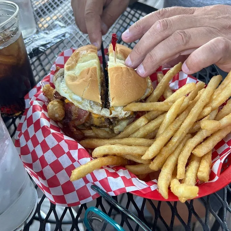 Lewie’s Burgers & Brews 