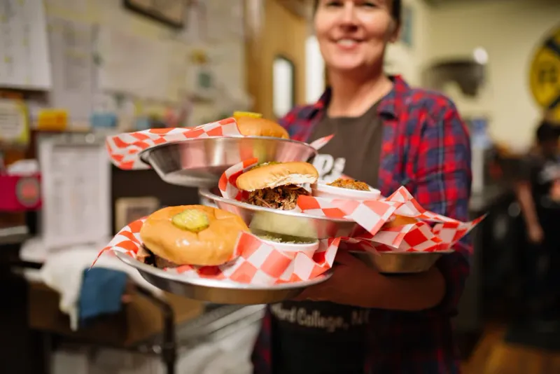 Timing Your Visit: Hours, Queues, and Peak Moments