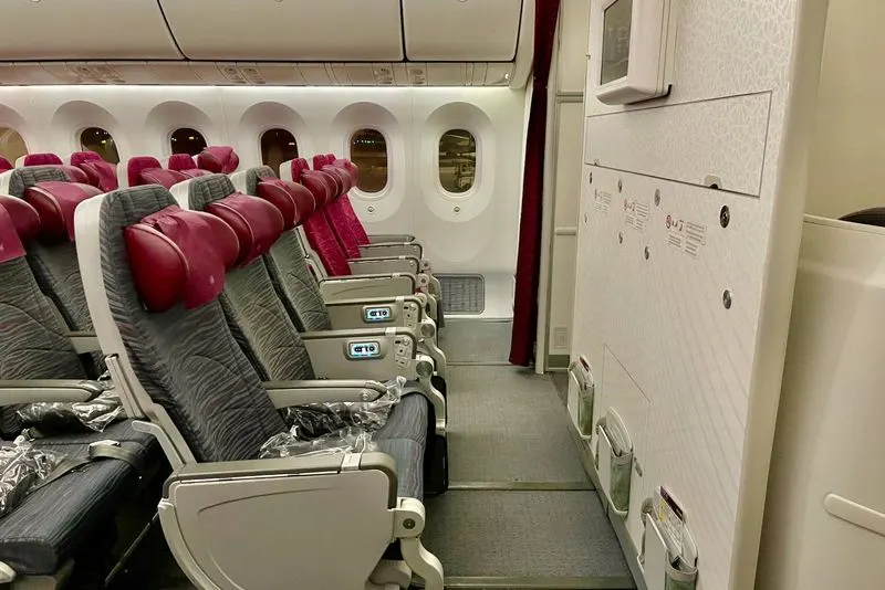 Bulkhead seats with fixed armrests