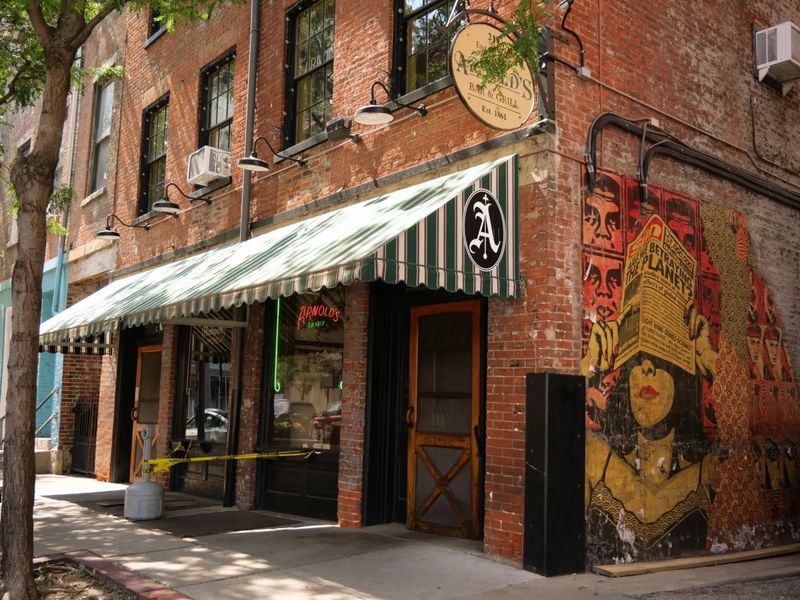 Arnold’s Bar and Grill