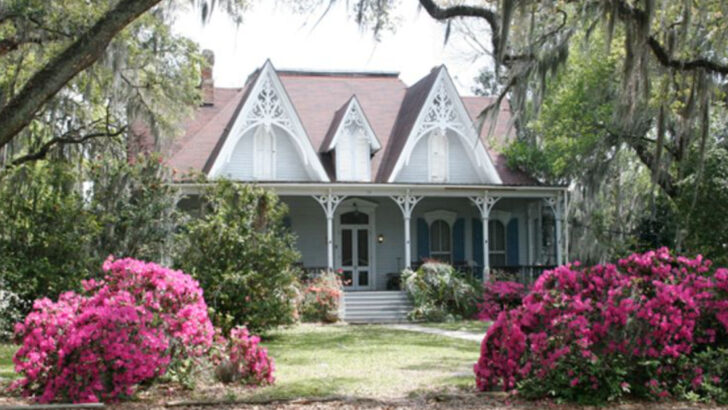 South of Baton Rouge lies a Louisiana riverside community where comfort food, fishing spots, and historic streets shape the visit