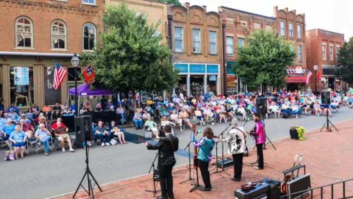 Tennessee’s Former Train Stop Is Now a Hill Country Haven With Music, Markets, and Morning Mist