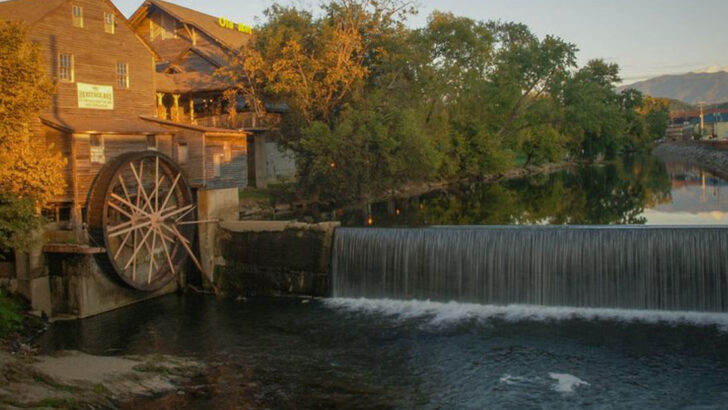 Tennessee’s Mountain Foothills Still Offer Scenic Drives, Peaceful Inns, and 8 Gentle Getaways Made for Seniors