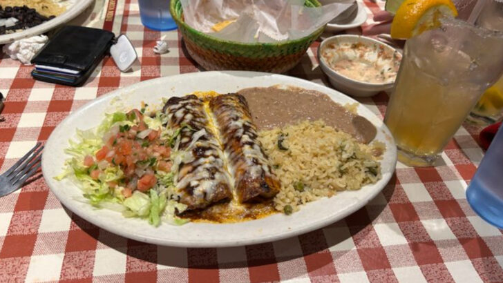 The Chicken Mole At This Georgia Neighborhood Kitchen Wins Over Everyone Who Tries It
