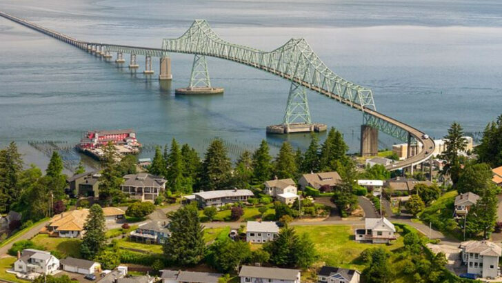 The Oregon coastal town where river views, historic streets, and a busy waterfront make weekends feel easy