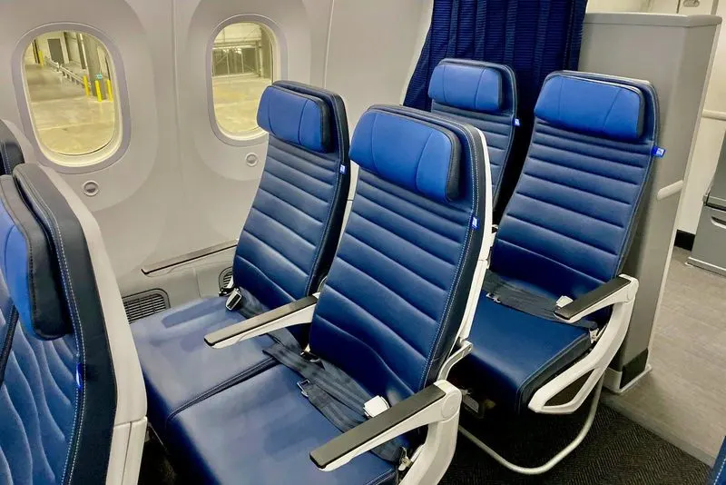 Back-row non-reclining seats