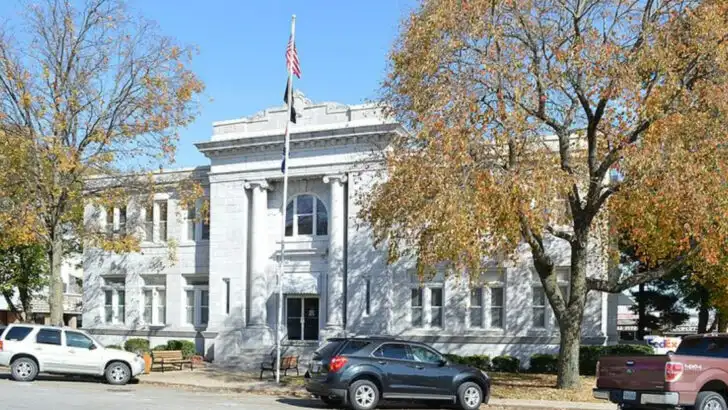 There are 8 Arkansas and Missouri Ozark Towns Where Families Unwind in Valley Hideaways