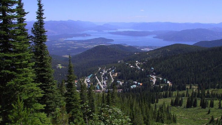 There are 9 Washington and Idaho Mountain Towns Where Family Hikes Lead to Hidden Waterfalls and Campfire Dinners