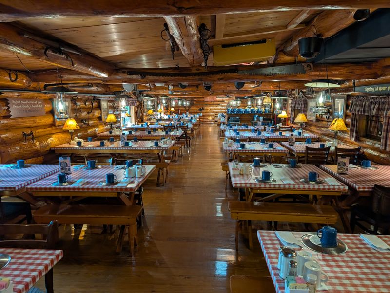 A Woodsy Welcome That Feels Like Grandma’s Table