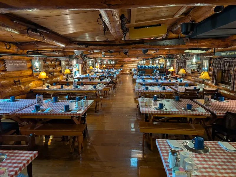 A Woodsy Welcome That Feels Like Grandma’s Table