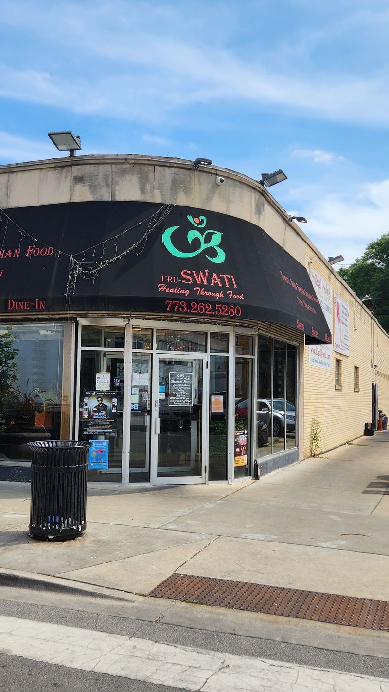 Street food & restaurants — from chaat counters to tandoors