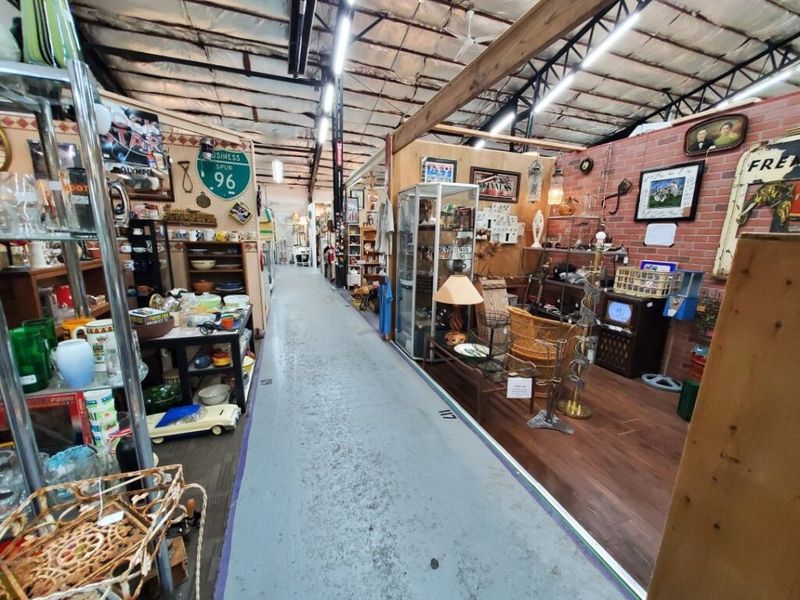 Curated Mid‑Century Modern Alley