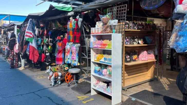 10 Arizona flea markets known for vintage collectibles, handmade goods, and desert finds