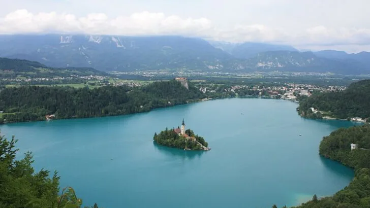 10 Lakeside Communities Where Quiet Days Define the Trip