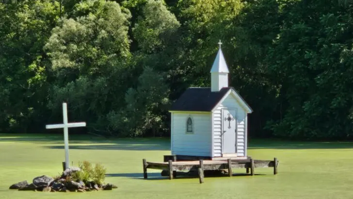 10 Roadside Attractions in New York Worth the Quick Detour