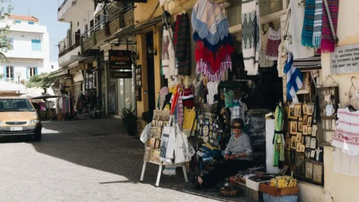 10 Unwritten Rules of Popular Vacation Towns During Peak Season