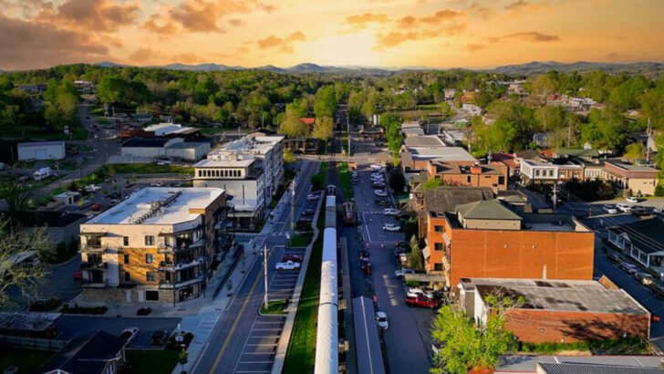 11 Georgia Towns I Drove Through on a Cold Winter Night and Hope to Return to When the Crowds Thin Out