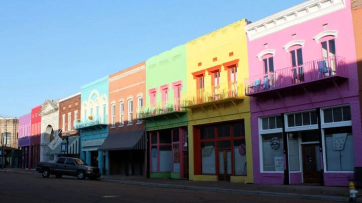 12 Mississippi Small Towns Where Conversations Linger, Everyone Waves, and No One’s in a Hurry