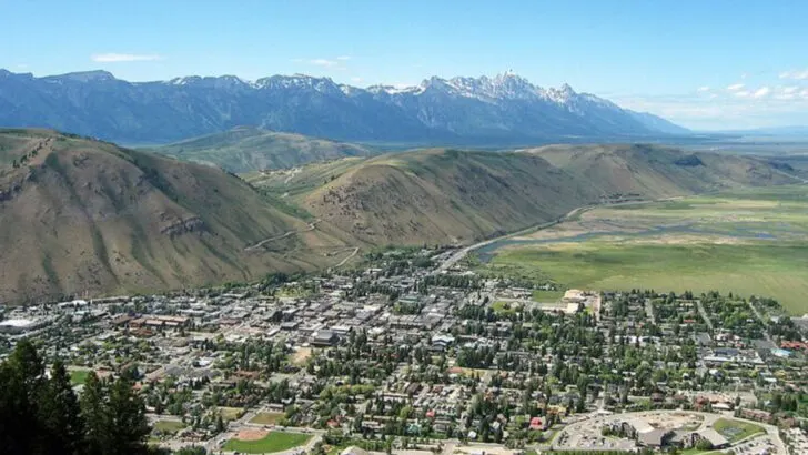 16 U.S. Towns Where Almost Everything Closes Before Sunset and Residents Say That&rsquo;s the Beauty of It