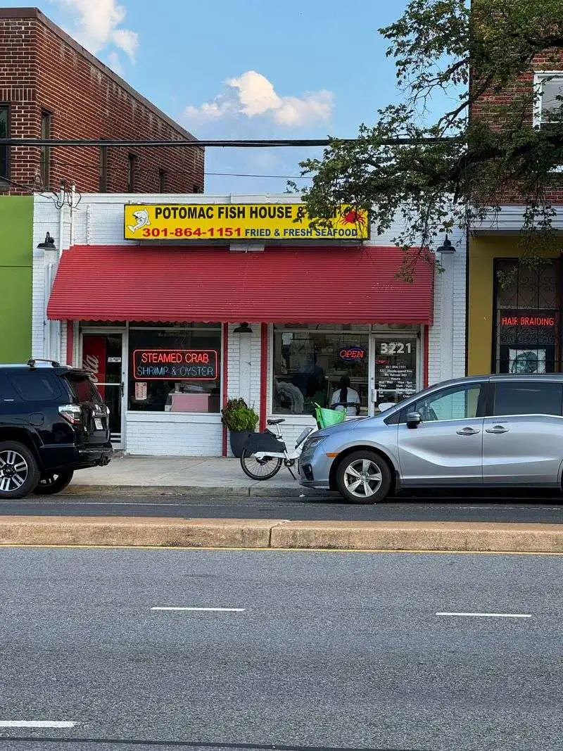 Potomac Fish House &mdash; Mt. Rainier, MD